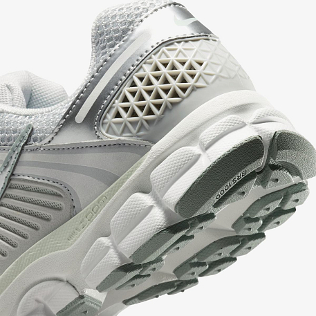 Кроссовки NIKE W ZOOM VOMERO 5