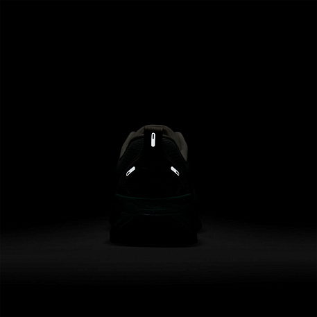 Кроссовки NIKE VOMERO 18