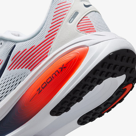 Кроссовки NIKE VOMERO 18