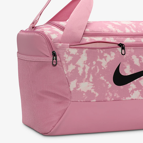 СУМКА NIKE NK BRSLA S DUFF - 9.5 AOP SP25
