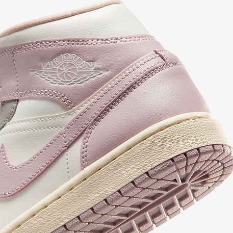 Кроссовки WMNS AIR JORDAN 1 MID