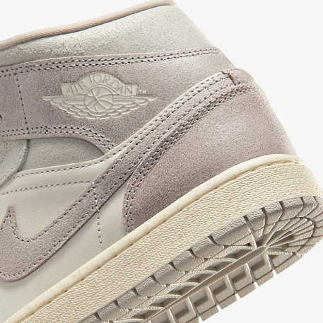 Кроссовки WMNS AIR JORDAN 1 MID SE