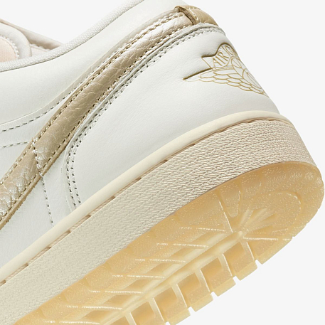 Кроссовки WMNS AIR JORDAN 1 LOW SE