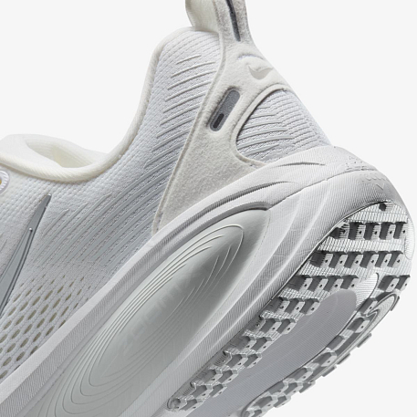 Кроссовки NIKE W VOMERO 18